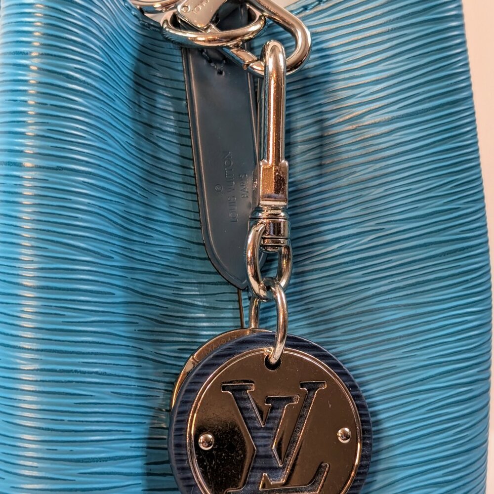 Louis Vuitton Noé BB Bag in Epi Leather with LV Strap and Charm - Picture 12 of 17